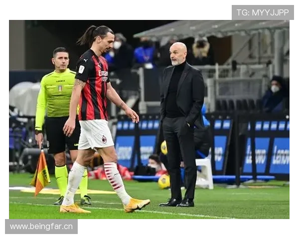 卢卡库与伊布在高位策应下分化，卢卡库更偏向冲击禁区结构